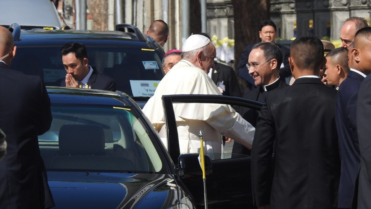 Le pape François descendant de voiture lors d'un déplacement officiel