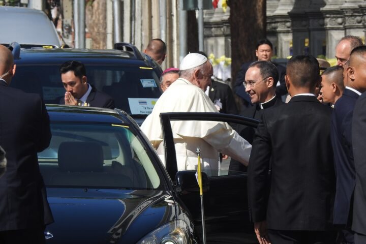 Le pape François descendant de voiture lors d'un déplacement officiel