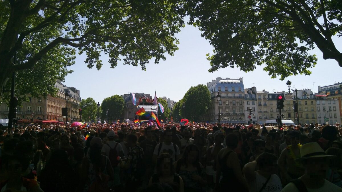 Vue aérienne de la foule de la Marche des fiertés de Paris