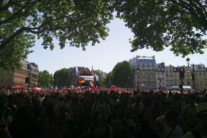 Vue aérienne de la foule de la Marche des fiertés de Paris