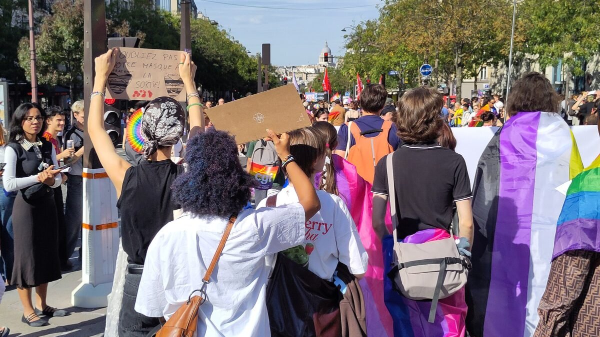 Participants portant des drapeaux arc-en-ciel lors de la Marche des fiertés de Paris