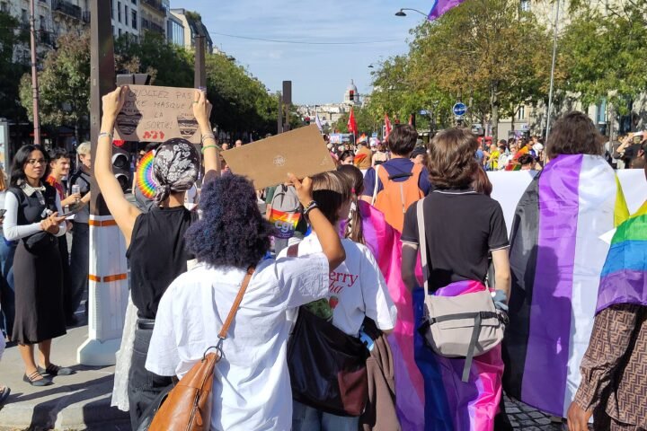 Participants portant des drapeaux arc-en-ciel lors de la Marche des fiertés de Paris