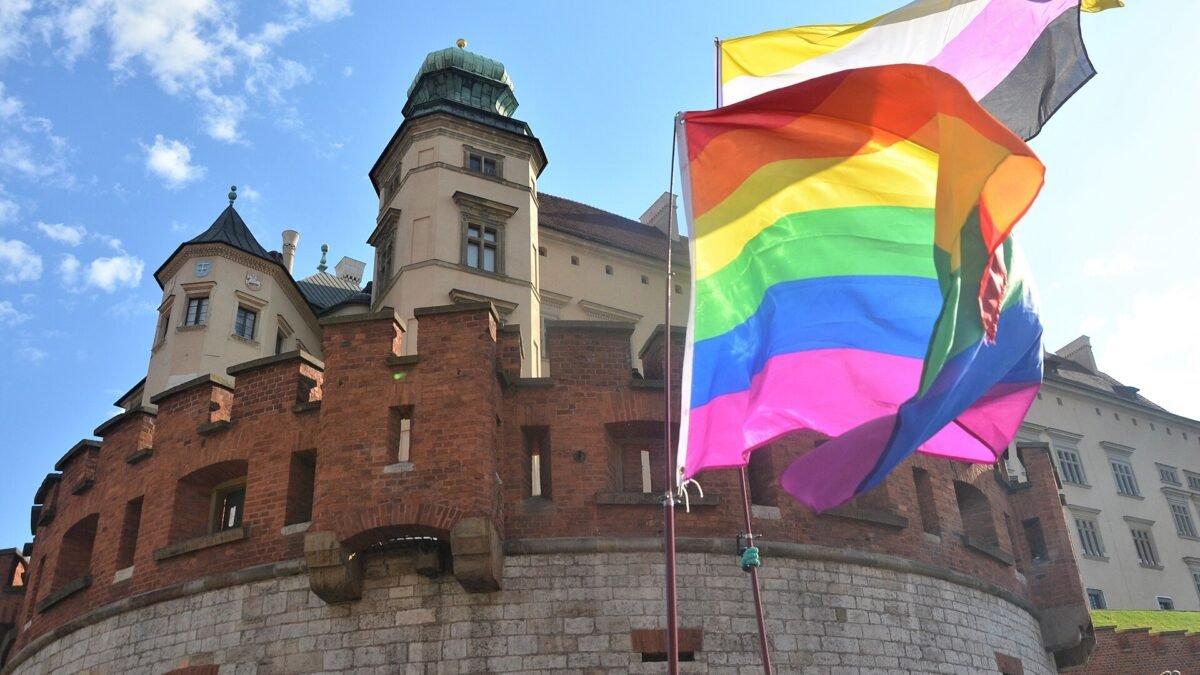 Drapeau arc-en-ciel flottant devant un bâtiment public lors d'une marche pour l'égalité
