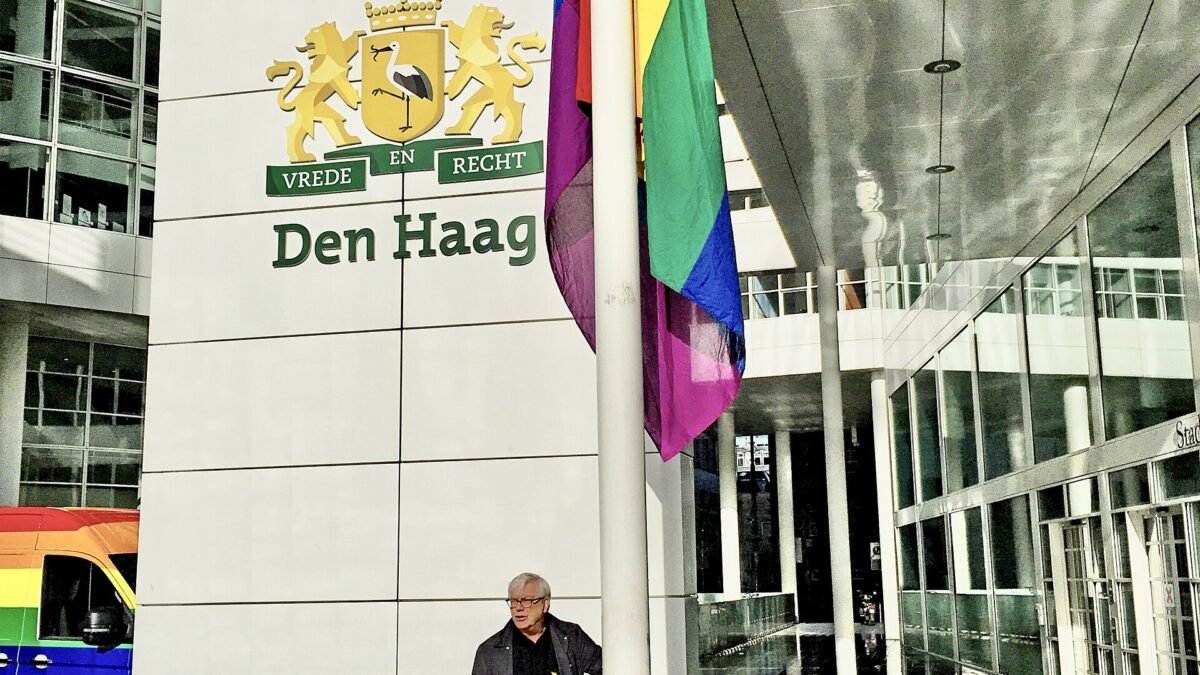 Drapeaux arc-en-ciel hissés devant l'hôtel de ville de La Haye pour la journée du coming out