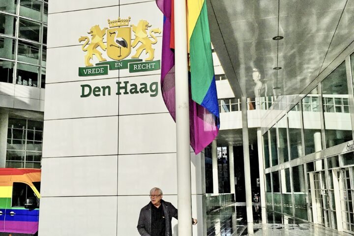 Drapeaux arc-en-ciel hissés devant l'hôtel de ville de La Haye pour la journée du coming out