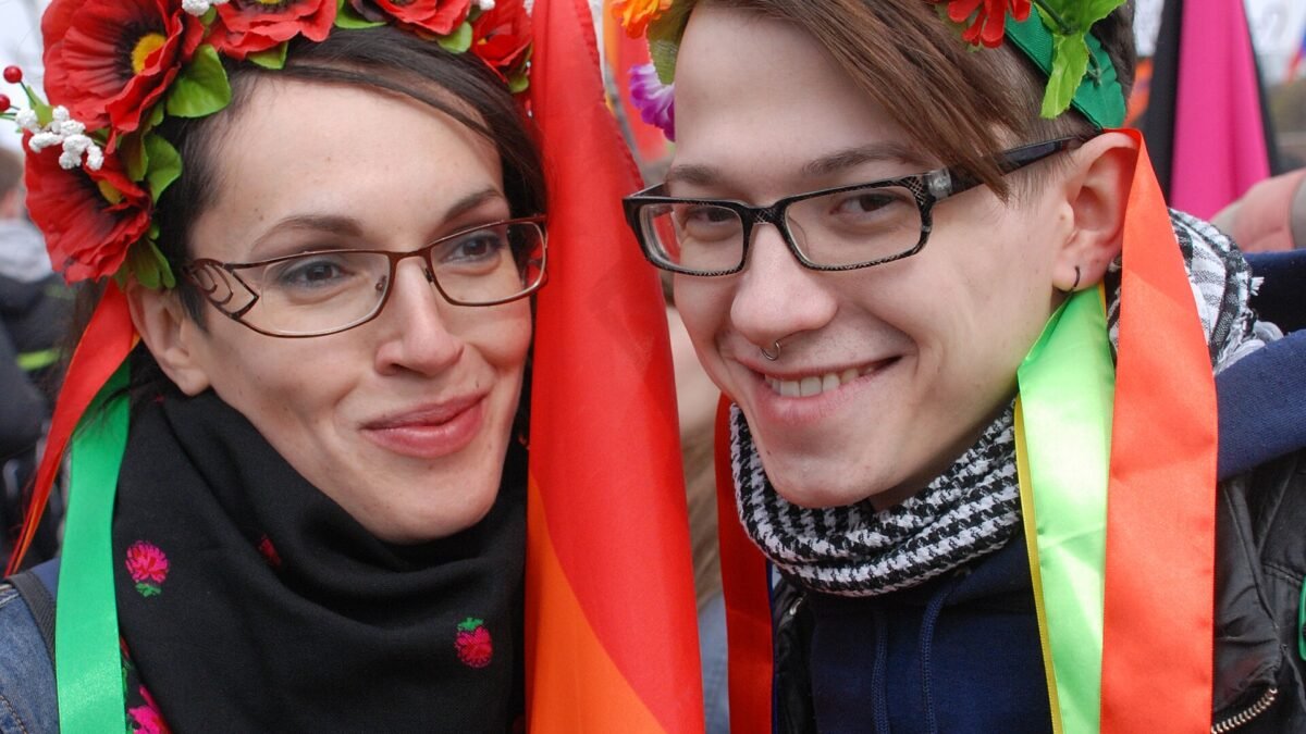 Deux militantes avec des drapeaux arc-en-ciel lors d'une manifestation LGBT à Saint-Pétersbourg