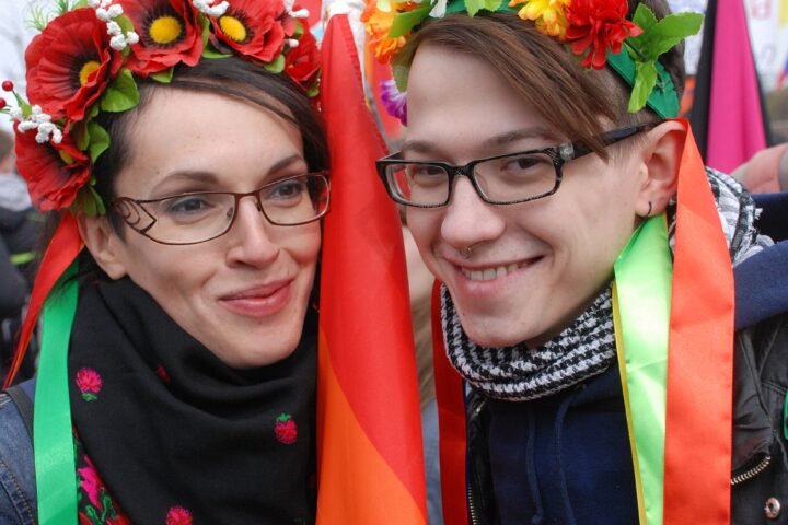 Deux militantes avec des drapeaux arc-en-ciel lors d'une manifestation LGBT à Saint-Pétersbourg