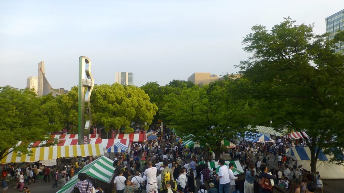 Foule rassemblée dans un parc lors de la Tokyo Rainbow Pride