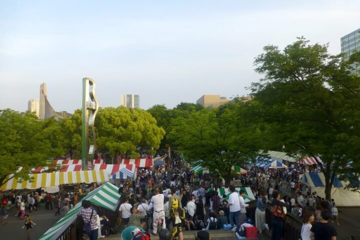 Foule rassemblée dans un parc lors de la Tokyo Rainbow Pride