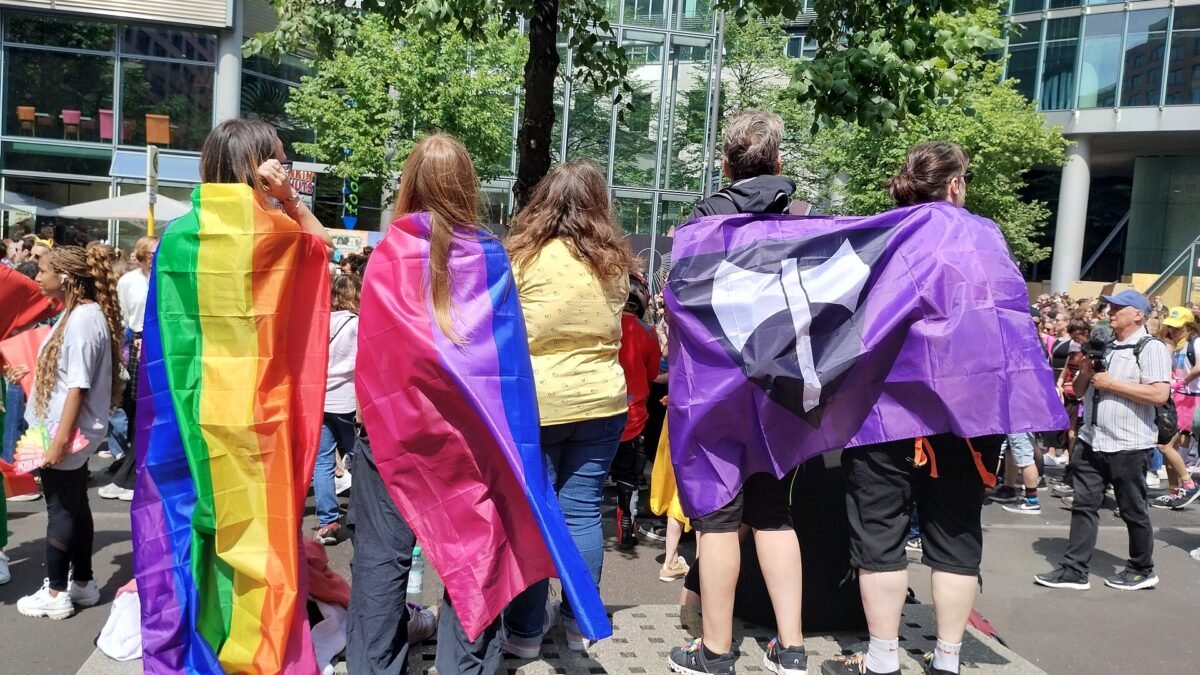 Personnes portant des drapeaux bi et arc-en-ciel lors du CSD de Berlin
