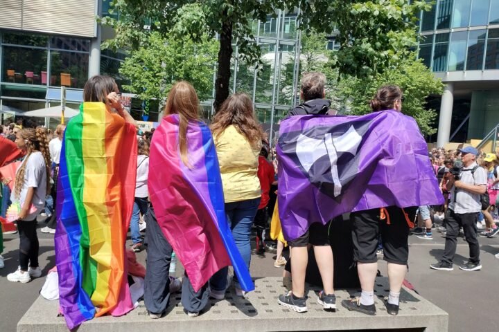 Personnes portant des drapeaux bi et arc-en-ciel lors du CSD de Berlin