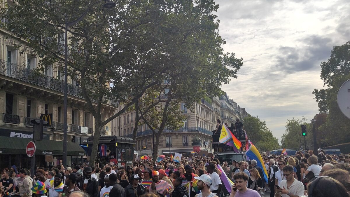 Cortège dense de la Marche des fiertés de Paris sur un boulevard