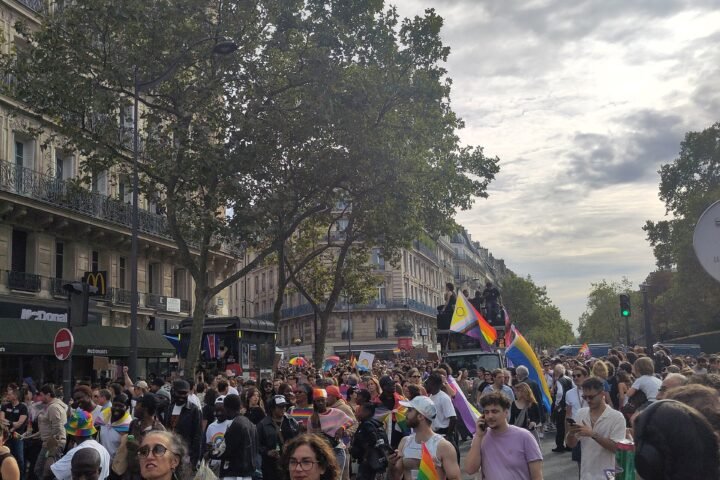 Cortège dense de la Marche des fiertés de Paris sur un boulevard