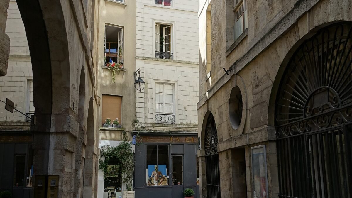 Rue pavée du quartier du Marais, à Paris
