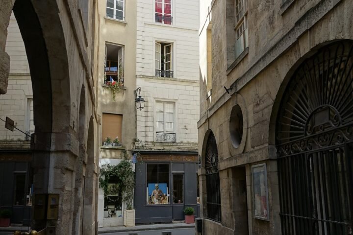 Rue pavée du quartier du Marais, à Paris